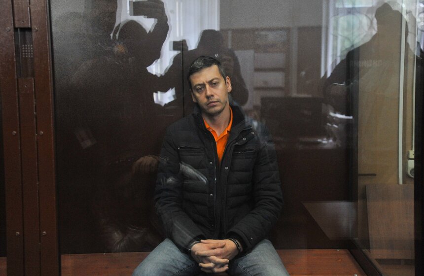 19 сентября Басманный суд столицы отправил в СИЗО на два месяца заместителя директора департамента охраны объектов культурного наследия Минкультуры РФ Павла Мосолова, которого обвиняют в хищении бюджетных денег на сумму более 20 миллионов рублей. Эти деньги были выделены в 2011–2016 годах на ремонт Соловецкого монастыря. Также на два месяца суд арестовал трех предполагаемых сообщников Мосолова: гендиректора "Смартфинанс" Татьяну Магдееву, предпринимателя Сергея Семикова и руководителя центра культурного наследия "Роскапстрой" Владимира Цветнова. Все фигуранты дела отказались признать вину.