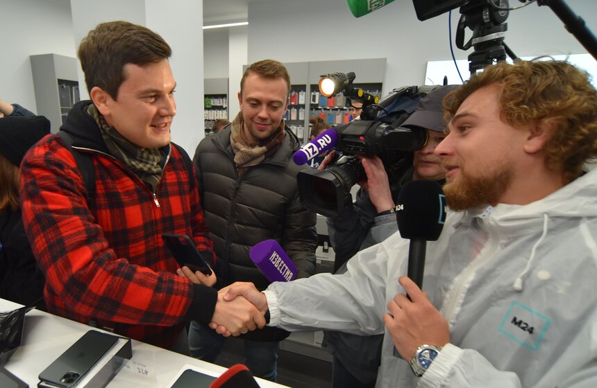 В столице стартовали продажи новых iPhone 4 фото