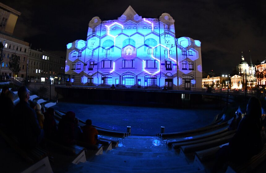 Фестиваль "Круг света" на фасаде Политехнического музея. Как это было 12 фото