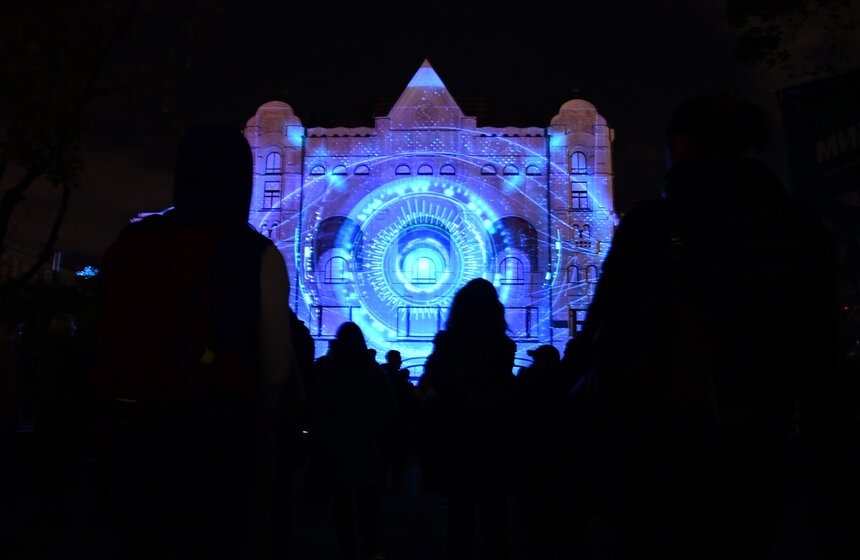 Фестиваль "Круг света" на фасаде Политехнического музея. Как это было 4 фото