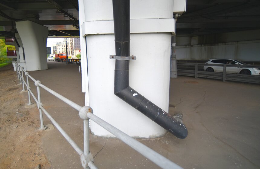 Через водосточные решетки и по трубам в очистное сооружение вода поступает со всего района.