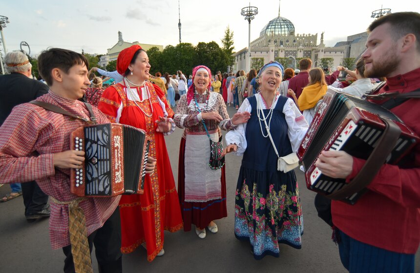 На ВДНХ прошел массовый хоровод-флешмоб 19 фото