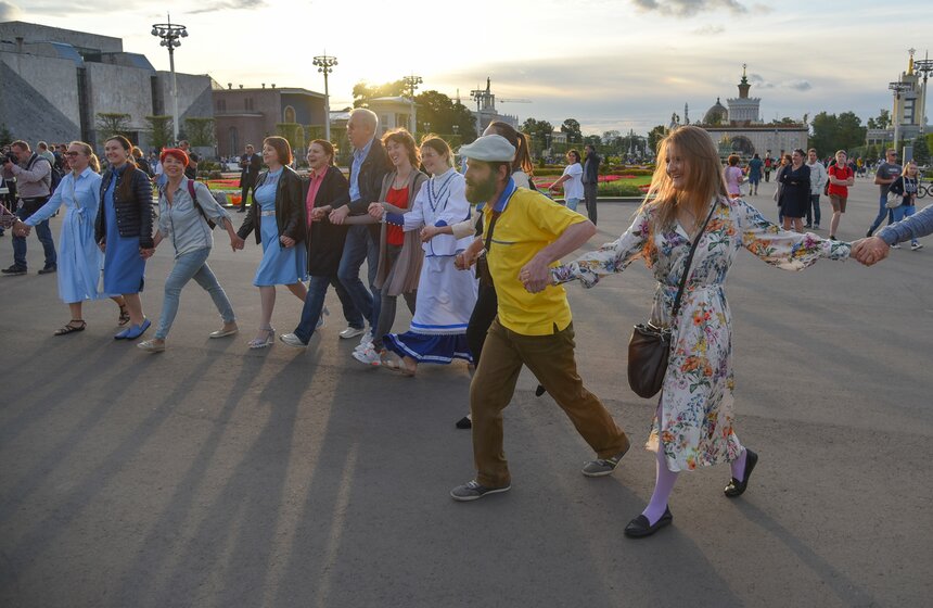 На ВДНХ прошел массовый хоровод-флешмоб 14 фото