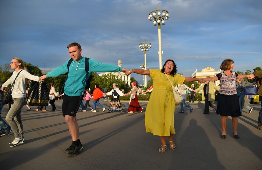 На ВДНХ прошел массовый хоровод-флешмоб 7 фото