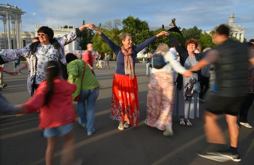 На ВДНХ прошел массовый хоровод-флешмоб 9 фото