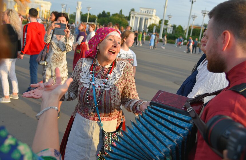 На ВДНХ прошел массовый хоровод-флешмоб 13 фото