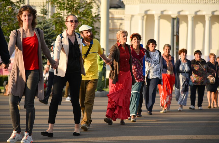 На ВДНХ прошел массовый хоровод-флешмоб 6 фото