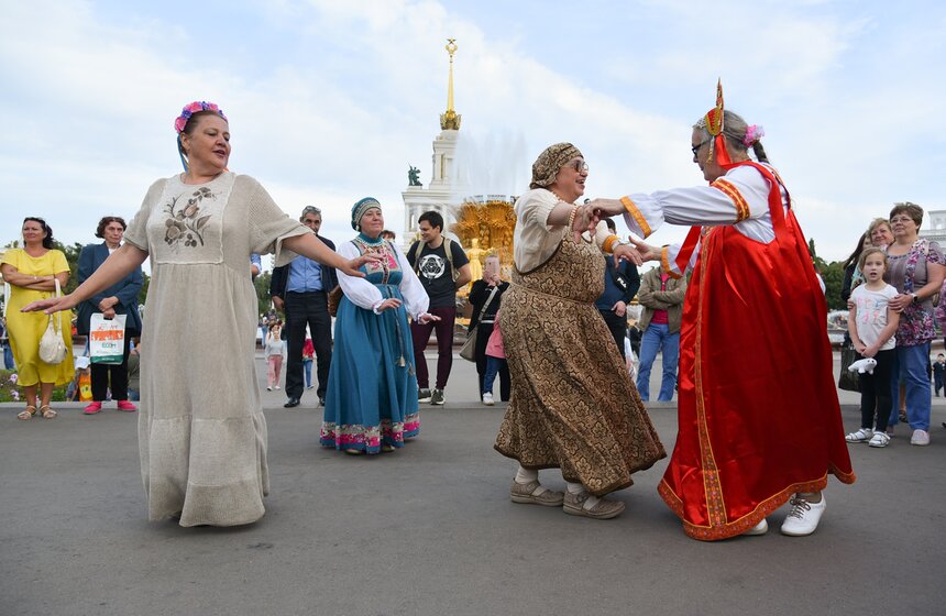 На ВДНХ прошел массовый хоровод-флешмоб 3 фото