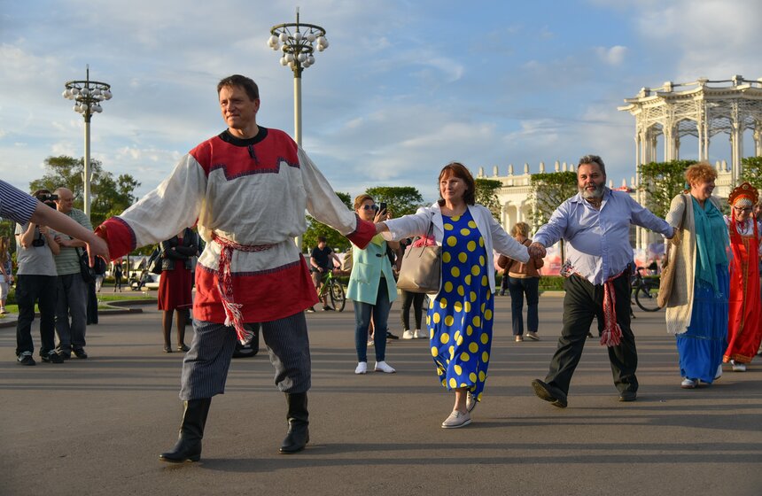 На ВДНХ прошел массовый хоровод-флешмоб 5 фото