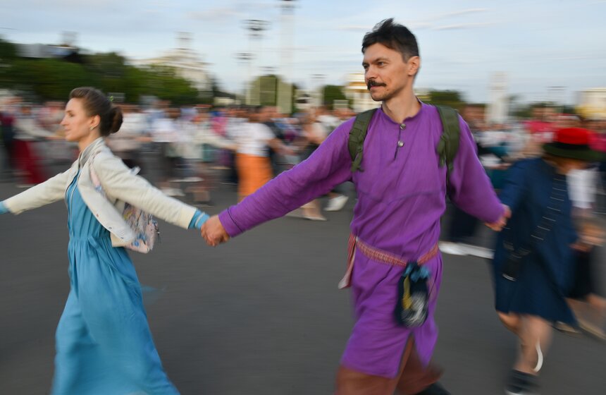 На ВДНХ прошел массовый хоровод-флешмоб 17 фото