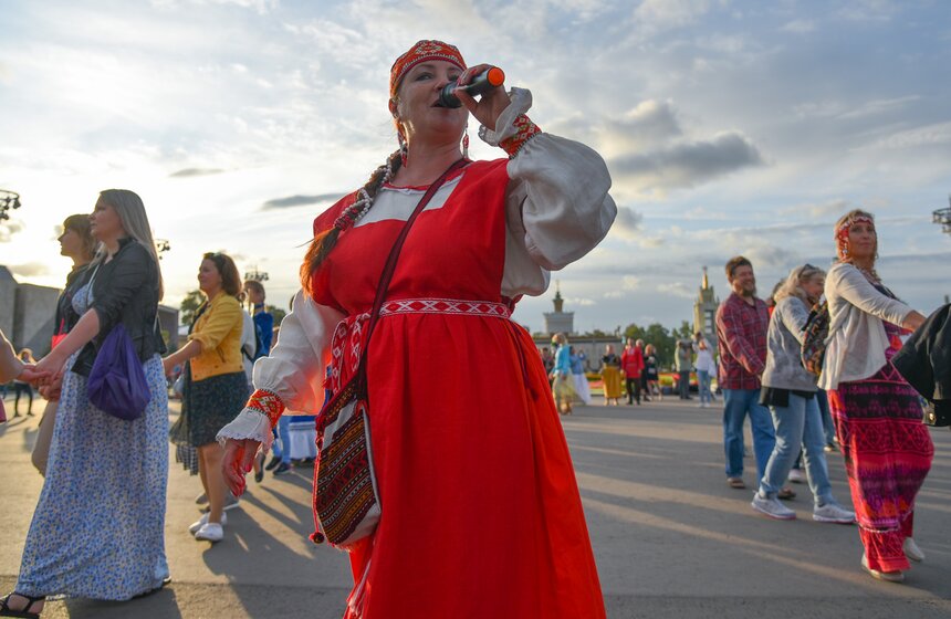 На ВДНХ прошел массовый хоровод-флешмоб 10 фото