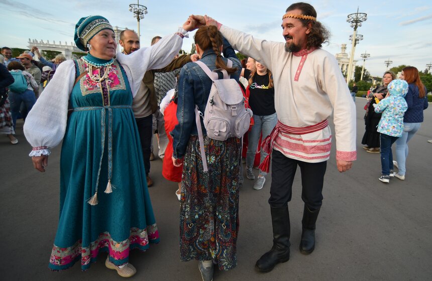На ВДНХ прошел массовый хоровод-флешмоб 20 фото