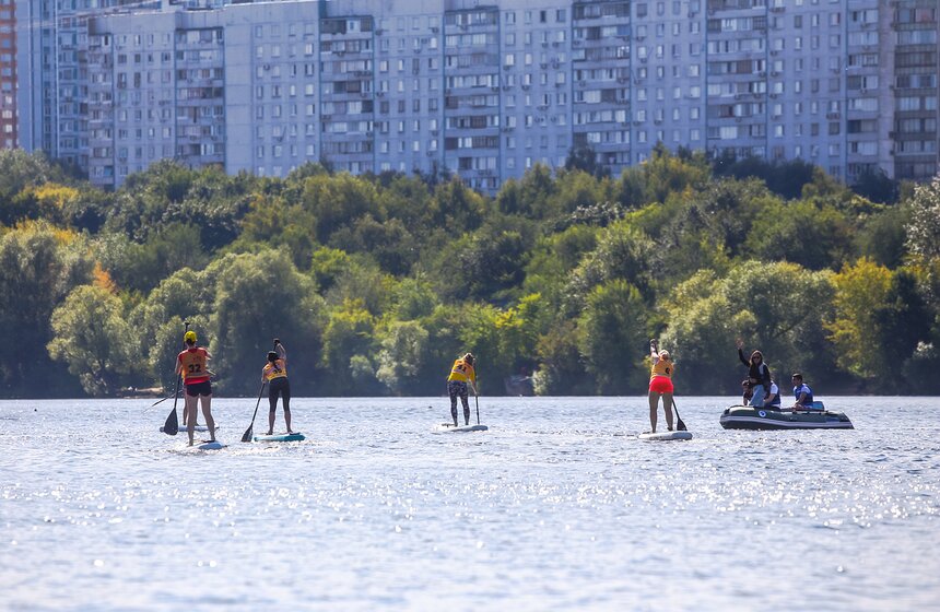 "Лови волну". В столице прошла гонка Strong Waves Tour по SUP-серфингу 17 фото