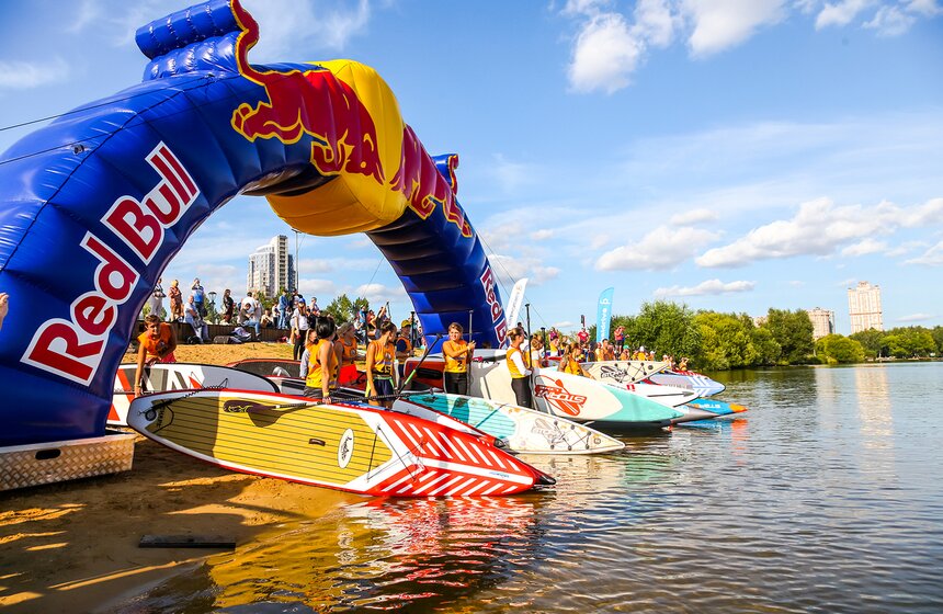 "Лови волну". В столице прошла гонка Strong Waves Tour по SUP-серфингу 21 фото