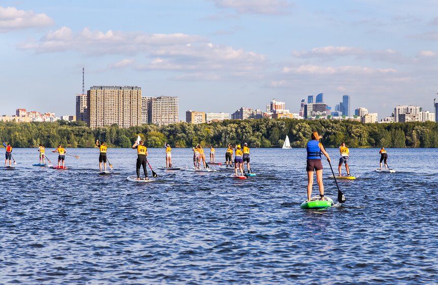 "Лови волну". В столице прошла гонка Strong Waves Tour по SUP-серфингу 24 фото