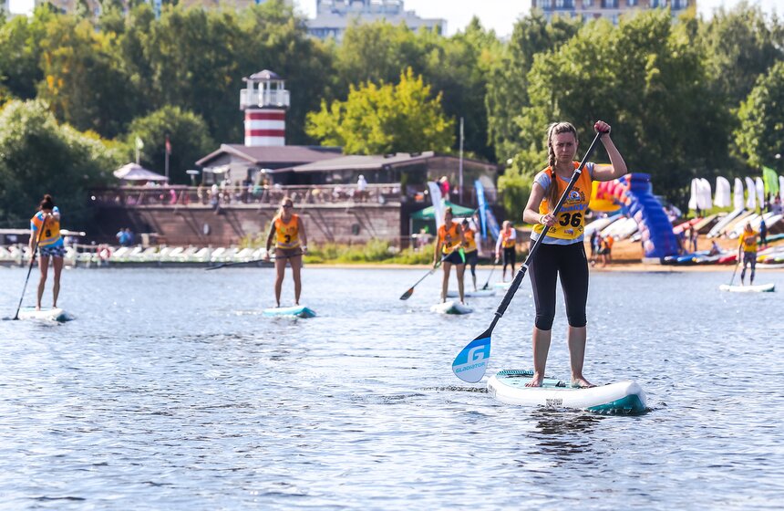 "Лови волну". В столице прошла гонка Strong Waves Tour по SUP-серфингу 19 фото