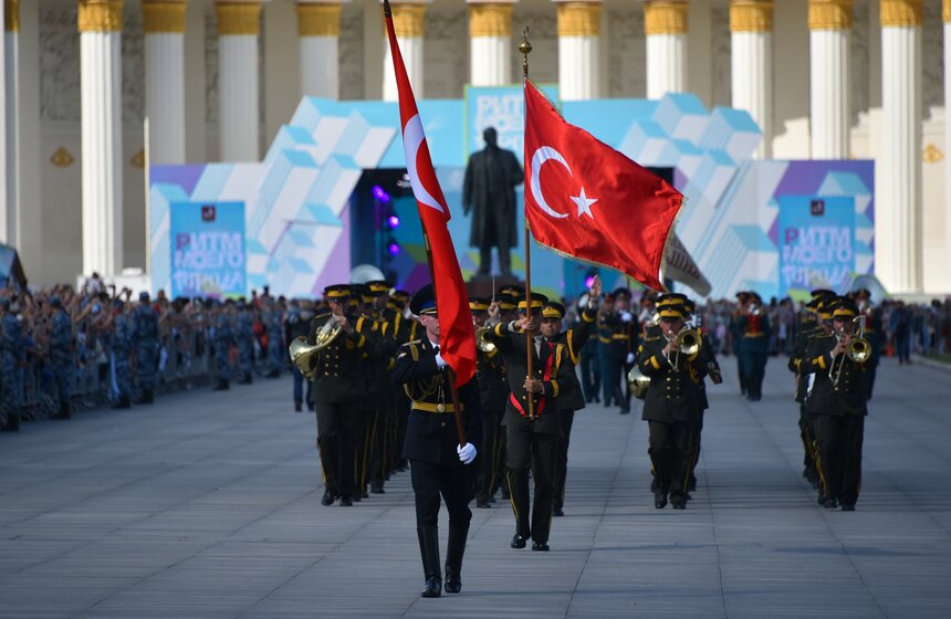 На ВДНХ состоялось торжественное шествие участников фестиваля "Спасская башня" 27 фото