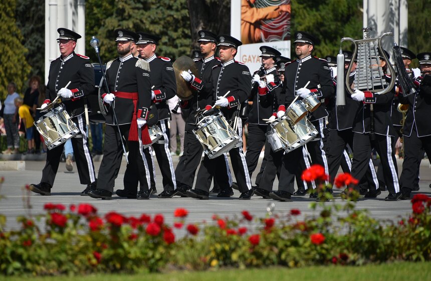 На ВДНХ состоялось торжественное шествие участников фестиваля "Спасская башня" 24 фото