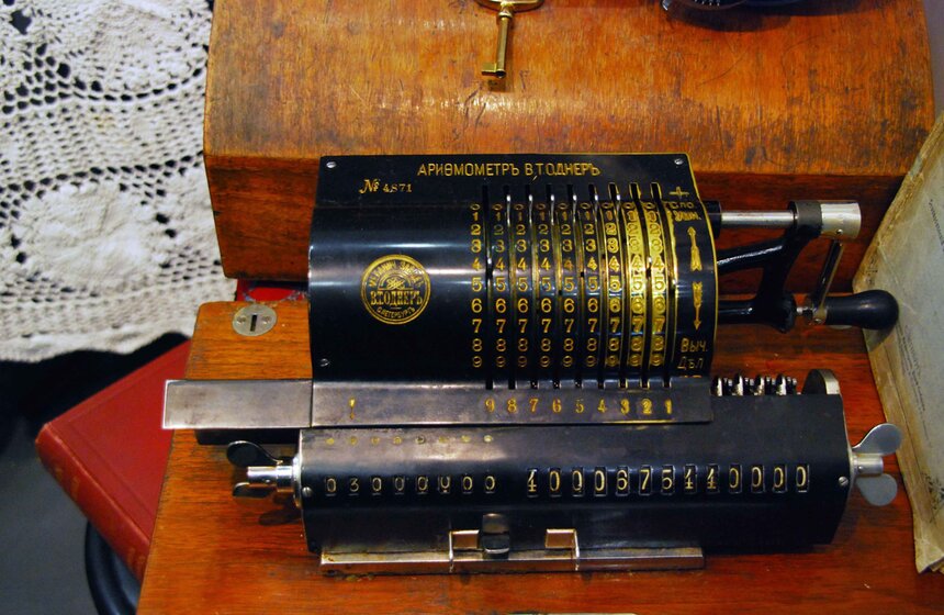 На Тишинке открылась юбилейная выставка "Блошиный рынок" 15 фото