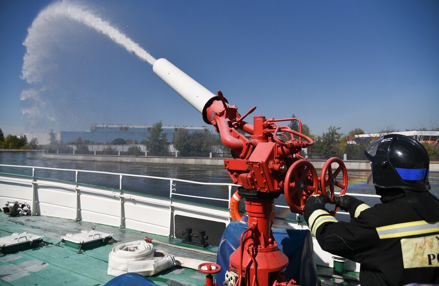 Пожарный корабль "Надежда" показал свои возможности 12 фото