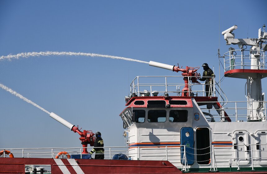 Пожарный корабль "Надежда" показал свои возможности 9 фото