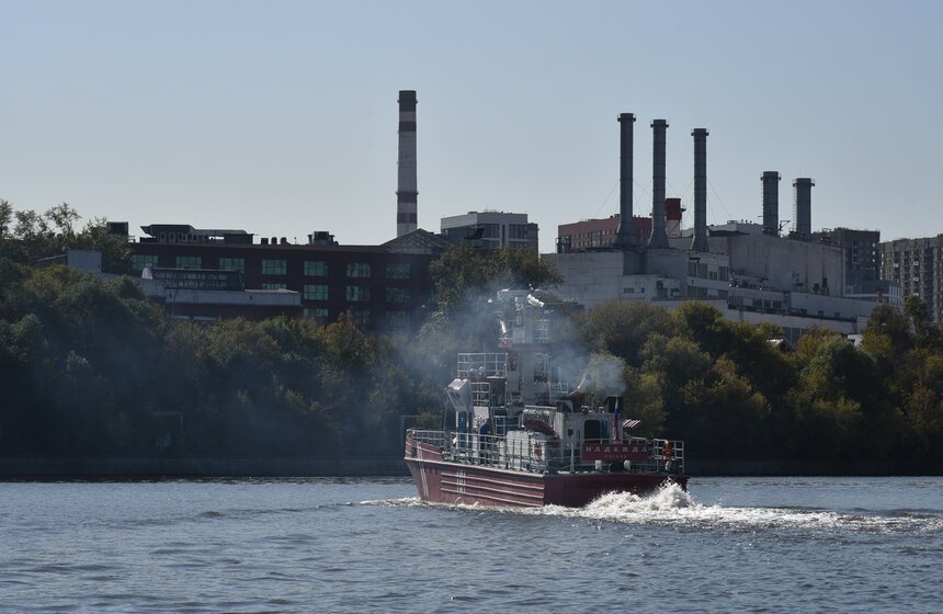 Пожарный корабль "Надежда" показал свои возможности 2 фото
