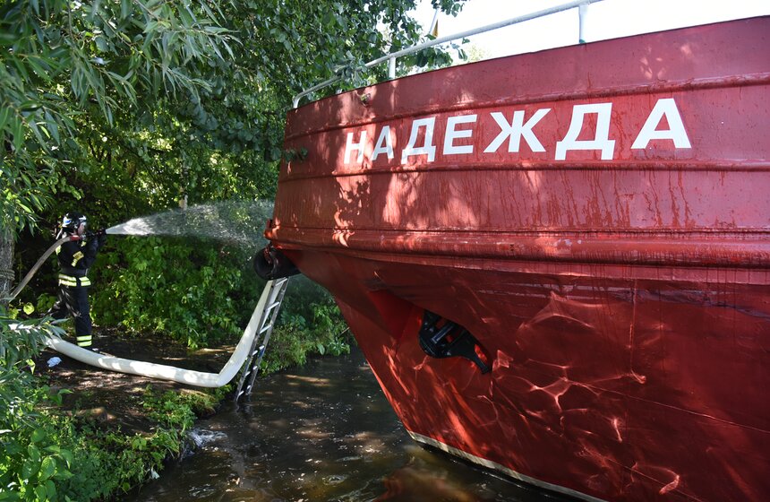 Пожарный корабль "Надежда" показал свои возможности 10 фото