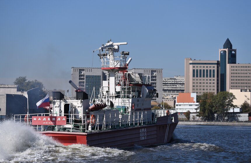 Пожарный корабль "Надежда" показал свои возможности 3 фото