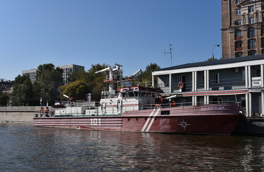 Пожарный корабль "Надежда" показал свои возможности 1 фото