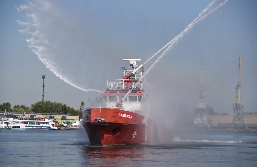 Пожарный корабль "Надежда" показал свои возможности 11 фото