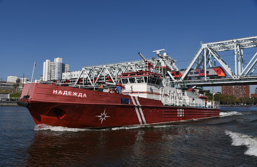 Пожарный корабль "Надежда" показал свои возможности 4 фото