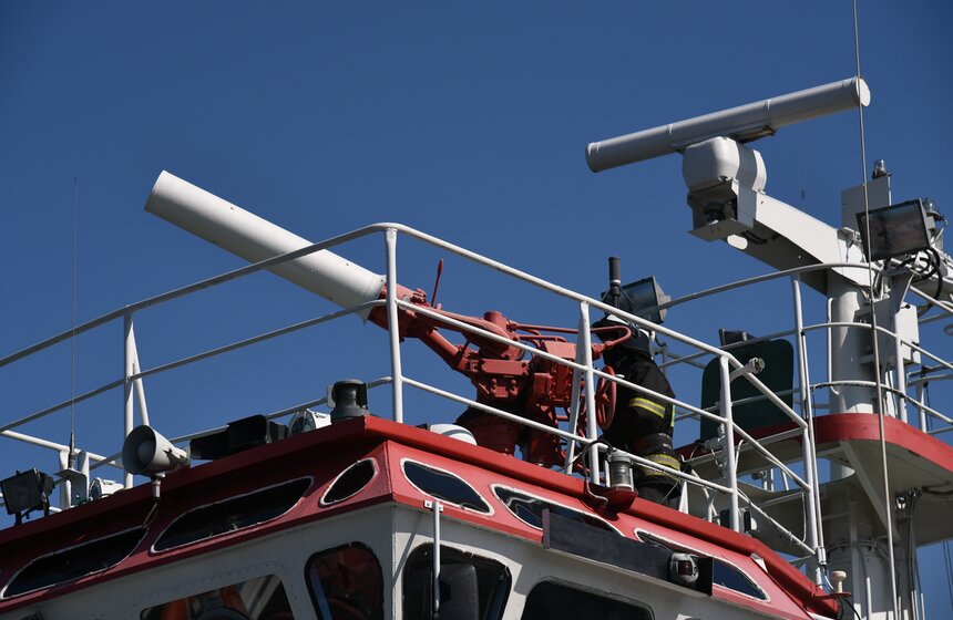 Пожарный корабль "Надежда" показал свои возможности 5 фото