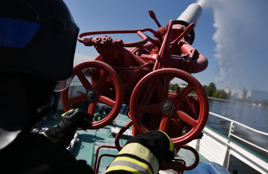 Пожарный корабль "Надежда" показал свои возможности 13 фото