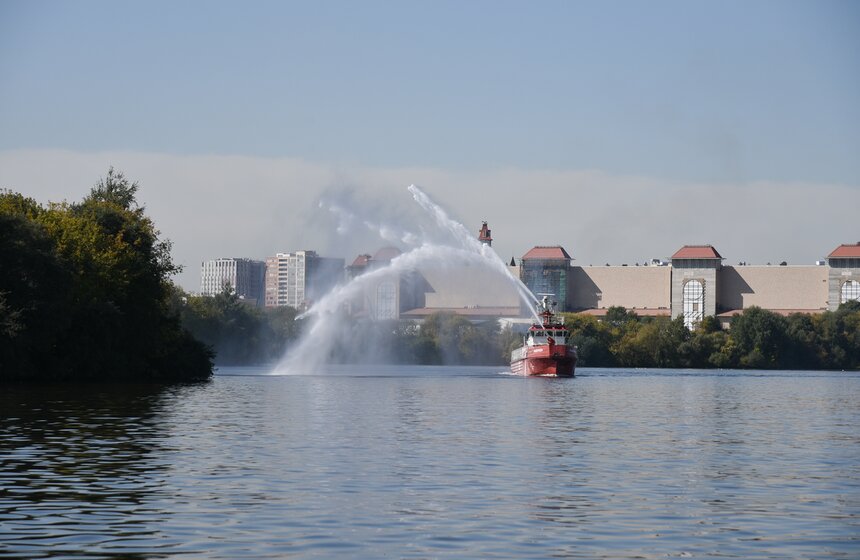 Пожарный корабль "Надежда" показал свои возможности 7 фото