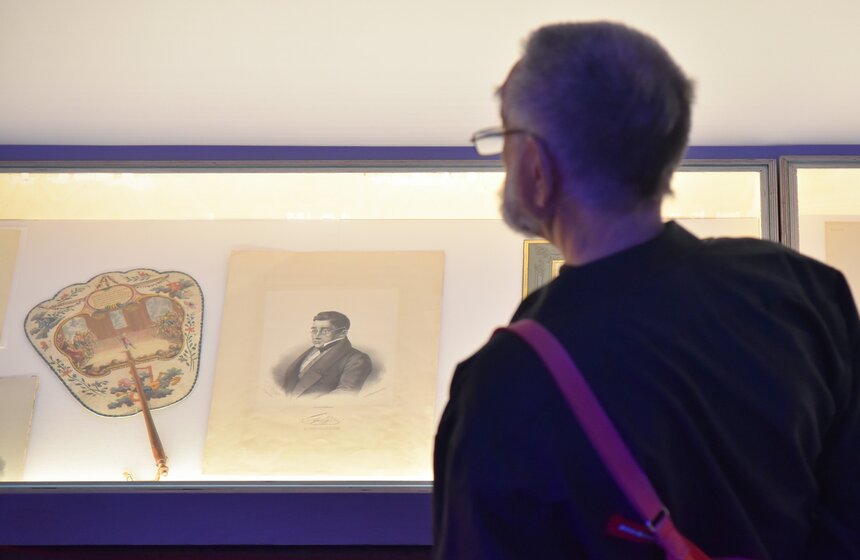 Основу экспозиции составят эскизы, макеты, костюмы, афиши, плакаты, фотографии, живопись, графика, скульптура, аудио- и видеозаписи. В оформлении выставки использован закулисный подход в стремлении передать абсурдную атмосферу театра.