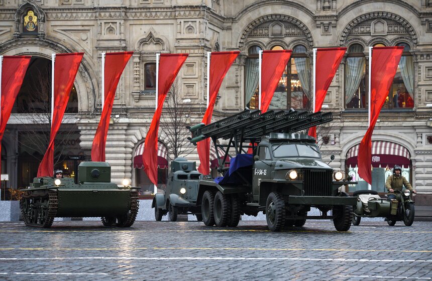Репетиция марша в честь парада 1941 года прошла на Красной площади 29 фото