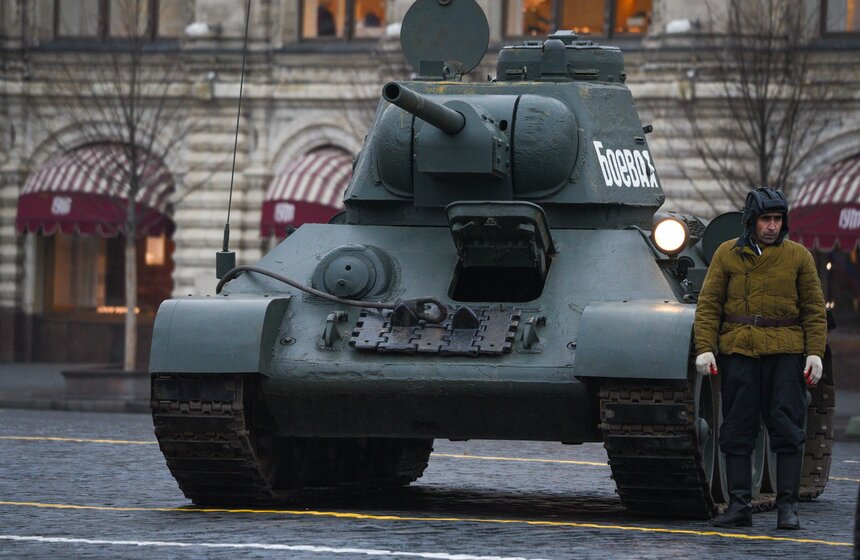 Репетиция марша в честь парада 1941 года прошла на Красной площади 32 фото