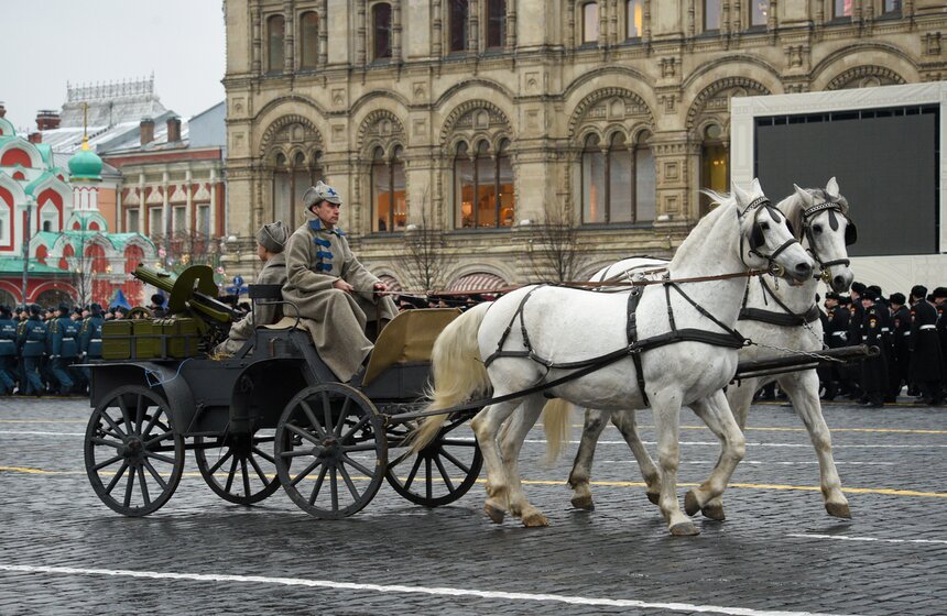 Репетиция марша в честь парада 1941 года прошла на Красной площади 27 фото