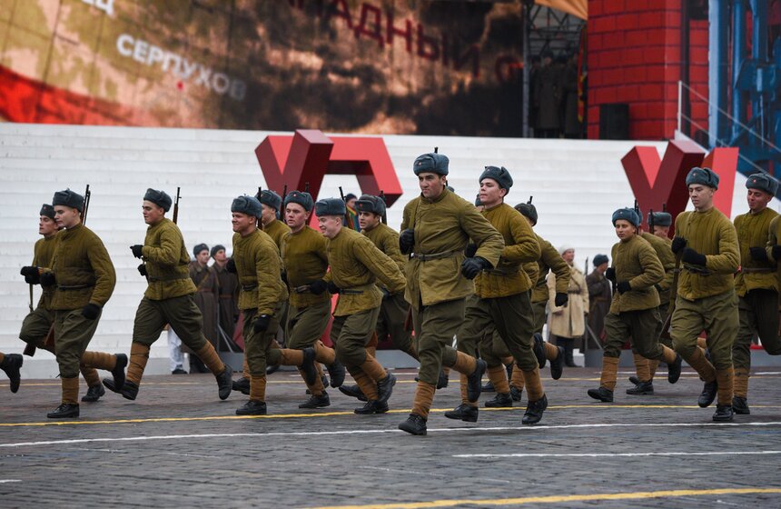 Репетиция марша в честь парада 1941 года прошла на Красной площади 20 фото