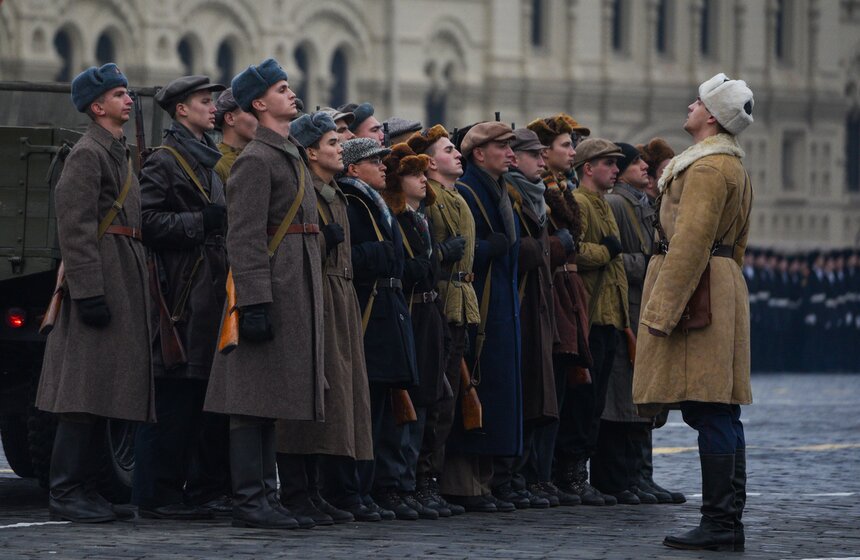 Репетиция марша в честь парада 1941 года прошла на Красной площади 17 фото