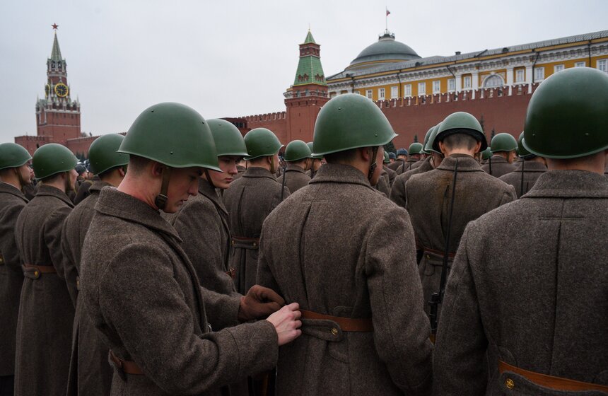 Репетиция марша в честь парада 1941 года прошла на Красной площади 10 фото