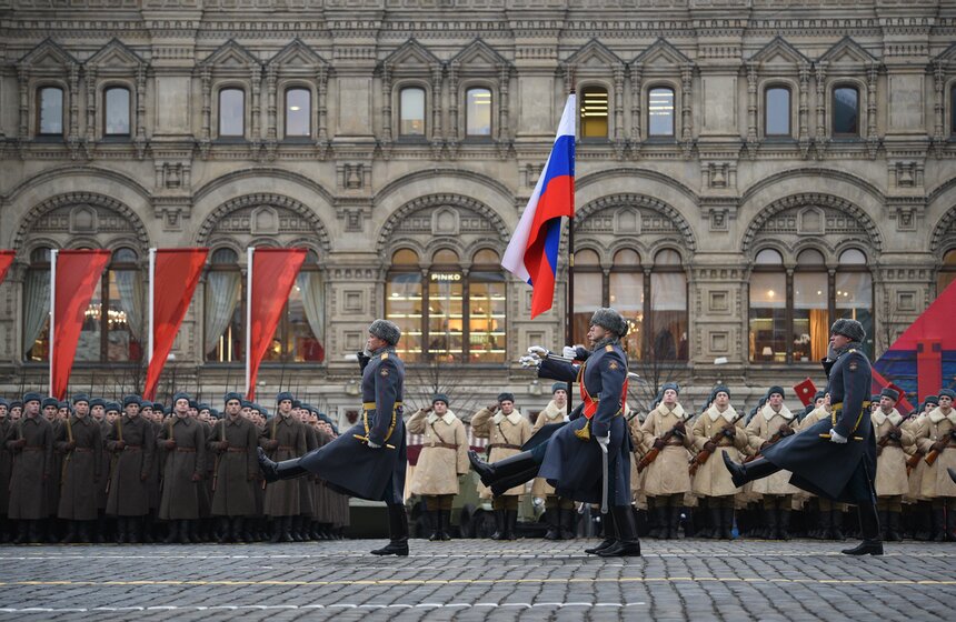 Репетиция марша в честь парада 1941 года прошла на Красной площади 13 фото