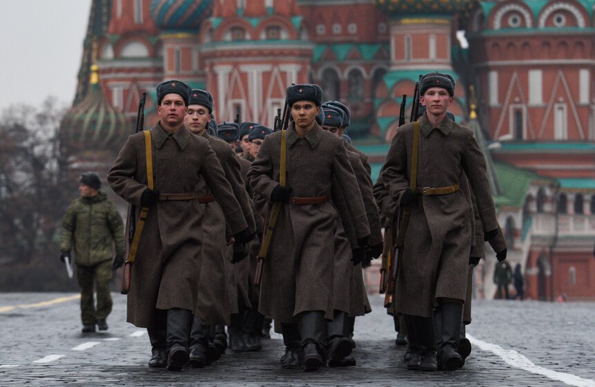 Репетиция марша в честь парада 1941 года прошла на Красной площади 5 фото