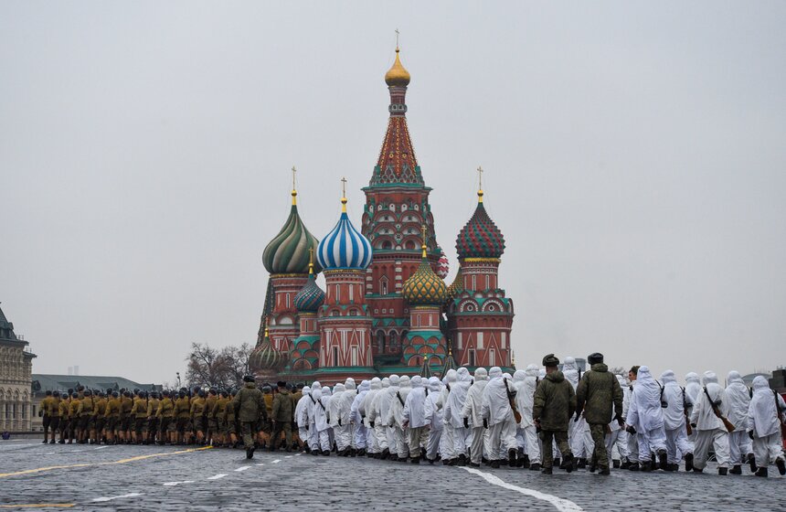 Репетиция марша в честь парада 1941 года прошла на Красной площади 3 фото