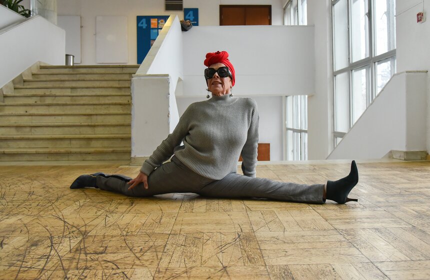 В то же время "Киприяновна" призналась: хейтеры есть – их просто не могло не быть. "В нашем понимании бабушка – это что-то семейное. Обитаешь дома, готовишь, вяжешь, сидишь с внуками. А я с рукоделием не лажу, да и внуков у меня пока нет. Что же мне – без дела сидеть?" – возмущается блогер. Сложа руки Оля и правда не сидит. Для своих лет дама в очень хорошей форме, со спортом не расстается – пробежки, ходьба, растяжка следуют друг за другом в перерыве между разработкой концепций новых фотосъемок и видео. В дополнение к этому у пенсионерки Оли есть и дополнительные заработок. "Со мной часто сотрудничают бренды, просят, чтобы я их прорекламировала у себя на странице. За все я, конечно, не берусь, однако и не отказываюсь заниматься этим вообще", – призналась "Киприяновна". В целом она считает, что возраст – он в голове. Если ты чувствуешь себя молодым, чувствуешь потребность в самовыражении – не сиди, действуй.