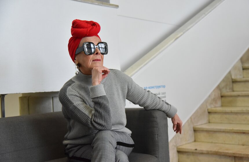 Сейчас Оля – настоящий блогер. Она берет свою аудиторию яркими образами – рыжие, стильно уложенные волосы, вызывающий макияж, модный гардероб. Дама и сама по себе интересный персонаж для аудитории социальных сетей. Однако для сотен подписчиков эта антибабушка постоянно придумывает юмористические скетчи и эпатажные фотосессии, главным персонажем которых становится сама. "Изначально мне сын предложил этим заняться. Сказал, чем я хуже зарубежных бабушек-блогеров? Концепцию мы продумывали с ним. А потом в один прекрасный день он мне сказал: "Мама, давай сама, или закрываем проект". И, как видите, мы не закрылись – я даже научилась самостоятельно монтировать видео", – рассказала "Киприяновна".