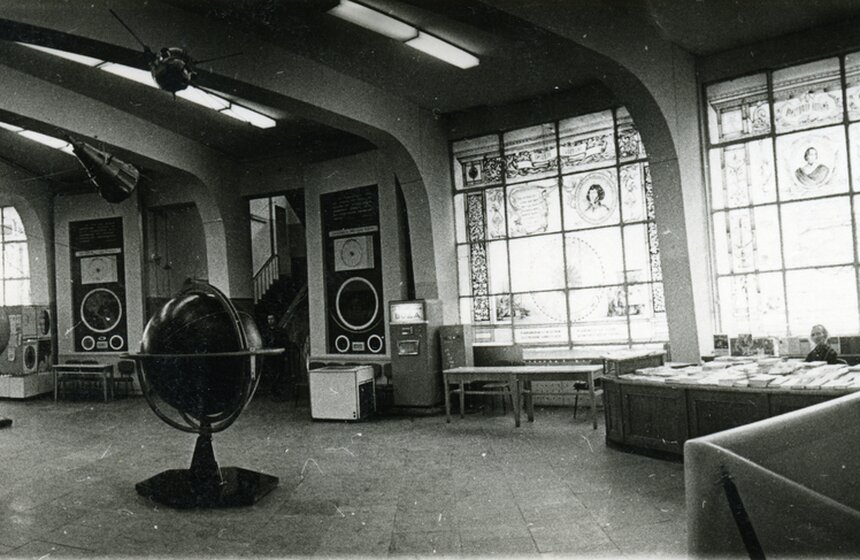 А так выглядело фойе – будет с чем сравнить, когда вы отправитесь в планетарий в следующий раз.