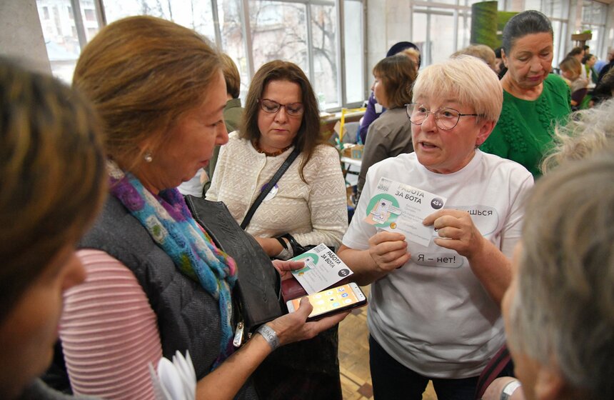 Сразу Елена начала бегать – через силу, через боль, но она бежала. После – вспомнила о любви к велосипеду. Однако известность ей принесло плавание. В 63 года она вместе с дочкой переплыла пролив Босфор. Из 2200 человек осилить 6,5 километра с сильным течением удалось не всем. Но Елена была одной из тех, кому это удалось. "Был момент, когда я думала, что все. Не смогу. Ко мне даже подплыли спасатели. Но целеустремленный характер, доставшийся от мамы, сделал свое. Спасатели поняли русский мат и отстали от меня, а я смогла переплыть целый пролив, не превысив отведенное для этого время", – с улыбкой вспоминала Елена.