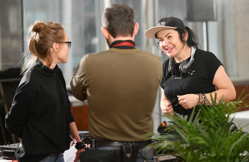 "У меня какое-то время не получалось, я не понимала, как это работает. Но потом смогла. Сначала я научилась играть на CD-плеере, а вот два месяца назад стала осваивать виниловые пластинки", – рассказала Москве 24 диджей Зарина. Но восторг вызывает не только тот факт, что бабушка осваивает достаточно нестандартную для своих лет профессию. Не так давно Зарина начала выступать в столичных клубах.