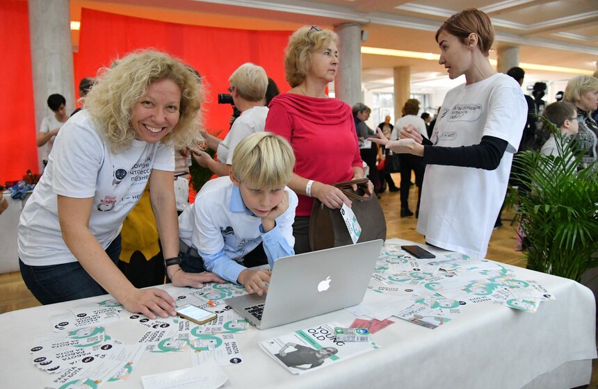 И на конференциях, и на небольших тренингах Елену старается сопровождать ее внук. Всем, что делает бабушка, она старается привить мальчику любовь к активному образу жизни, к постоянному саморазвитию. "Об этом надо говорить в молодости. Но я часто веду тренинги с людьми 40-45 лет. Многие из них уже не могут делать того, что делаю я: у них лишний вес, одышка и прочие проблемы. Но им еще не поздно что-то поменять. Тогда как после 60-ти лет встать с дивана и заняться собой уже очень сложно", – уверяет Елена.